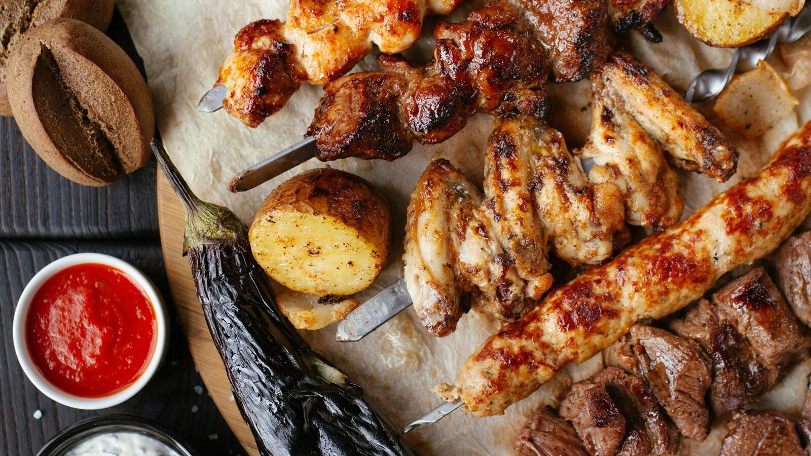 Półmisek z grillowanym mięsem i dodatkami