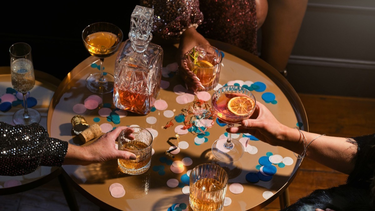 Stolik z drinkami i konfetti w trakcie domowej imprezy sylwestrowej